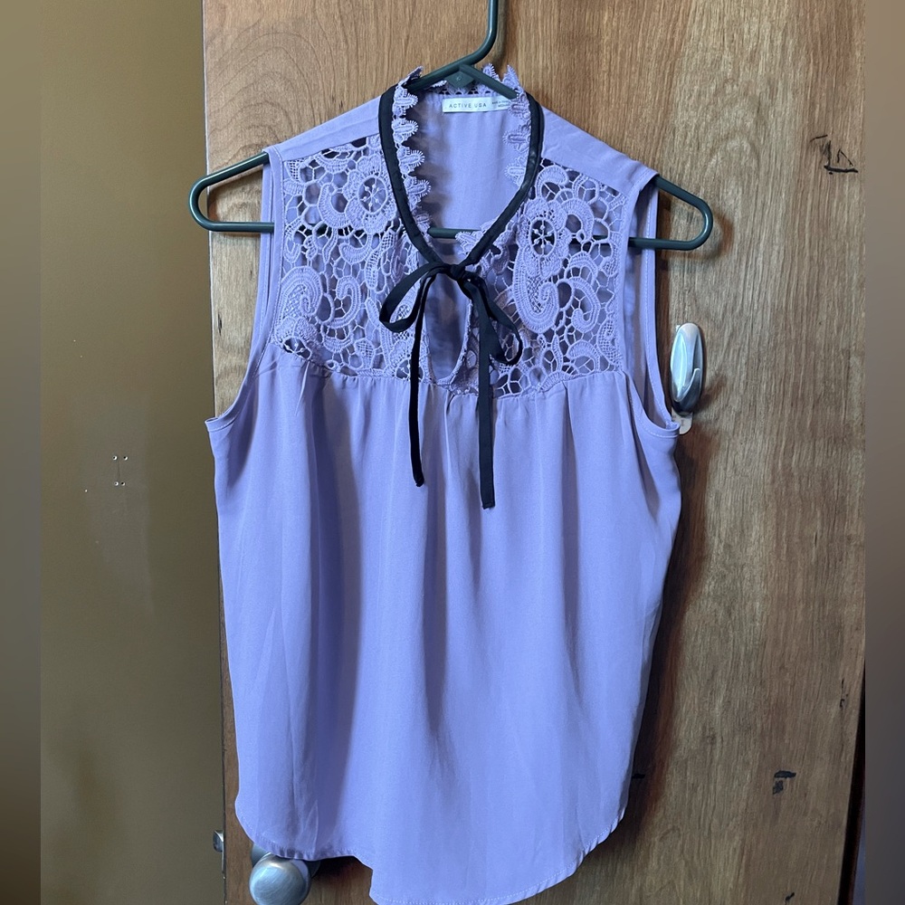 Almost new! light purple sleeveless shirt M lace upper front and black ribbon